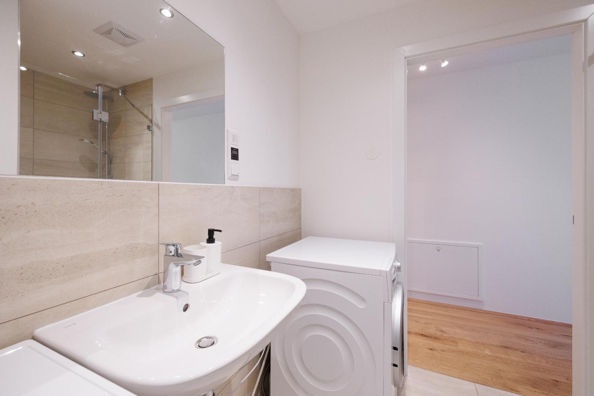 וינה Symphony Apartments 40 - Modern Loft With Terrace And Grill In Central Location מראה חיצוני תמונה